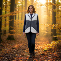 Безрукавка серого цвета из овечьей шерсти с воротником